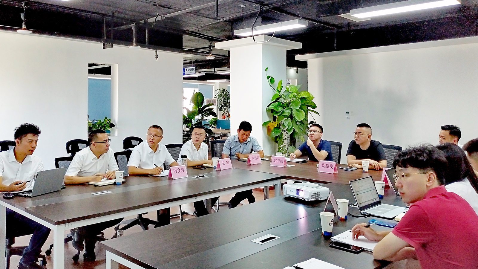 瓦力游戏运业总经理蔡亮发一行到彤熙商贸公司查抄领导工作