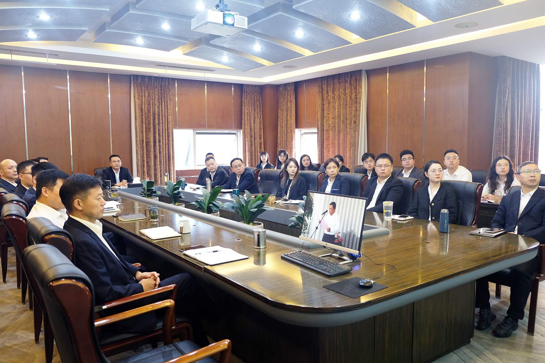 瓦力游戏运业参与永锋集团缔造二十周年暨先进圭表人物赞美大会