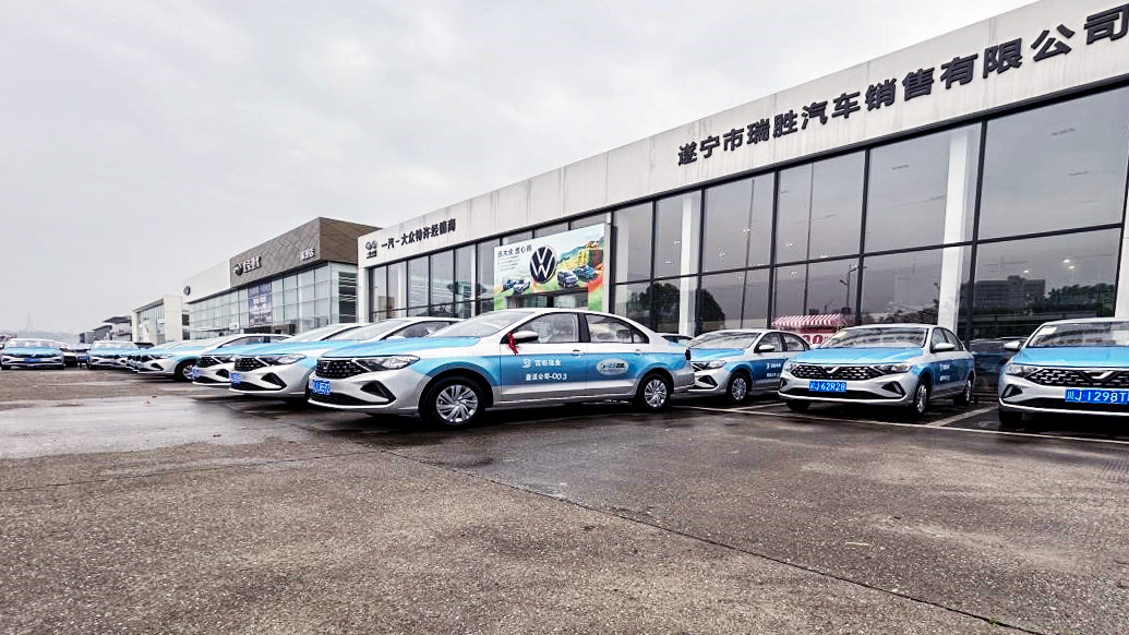 瓦力游戏蓬溪运业进行出租车新车接车典礼