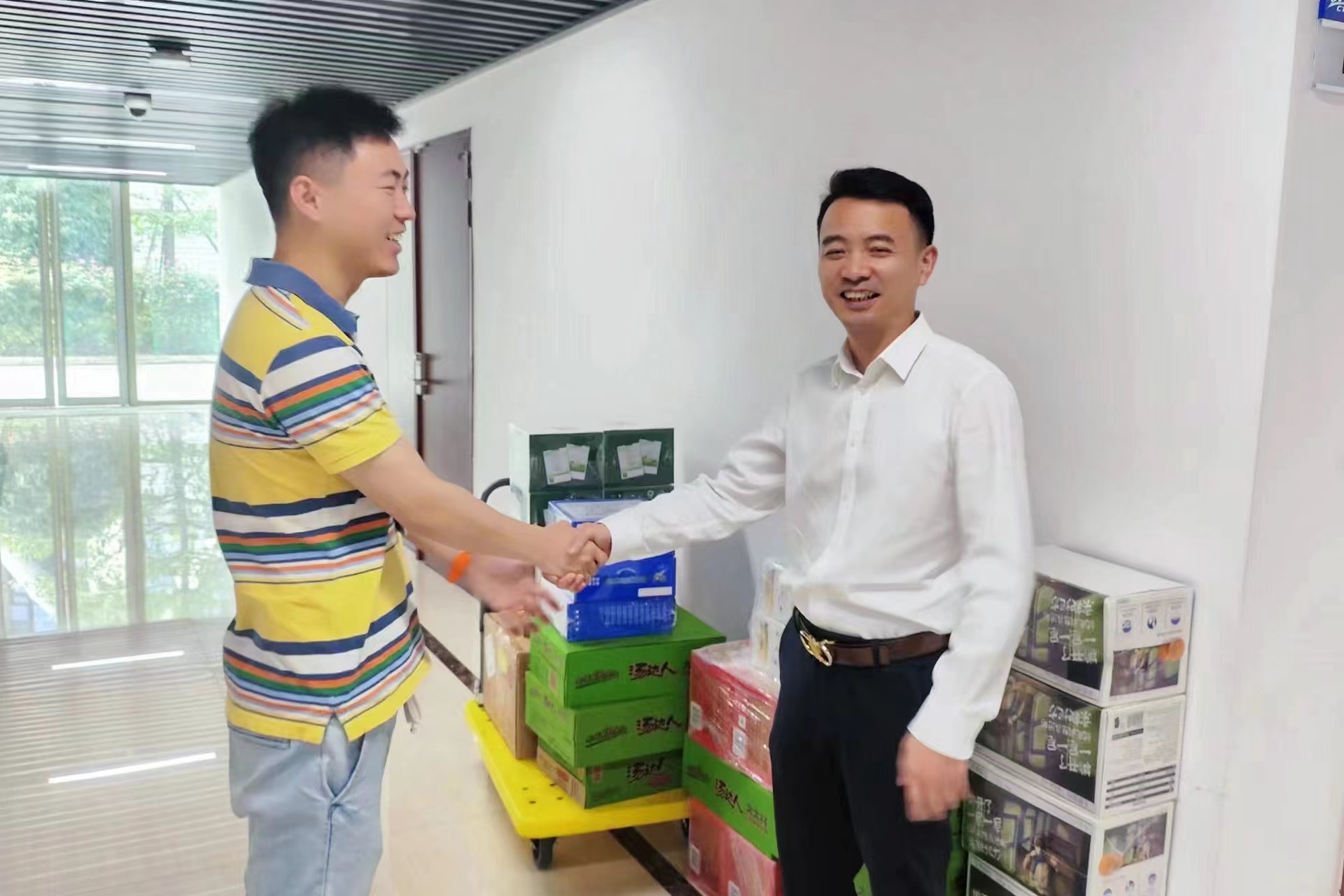 瓦力游戏运业集团工会到天府行机场专线现场慰问