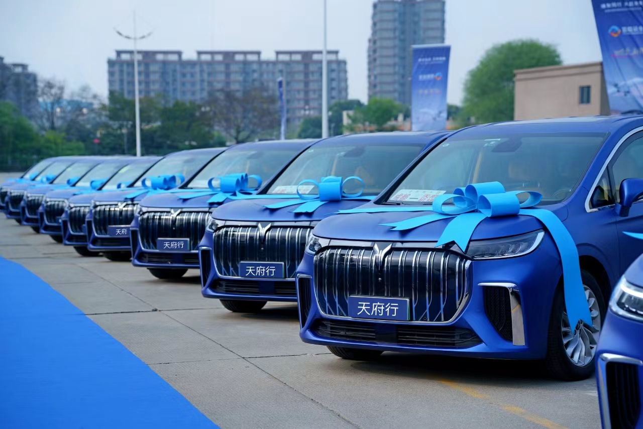 汗青性突破！天府行机场专线单日包车流量破百