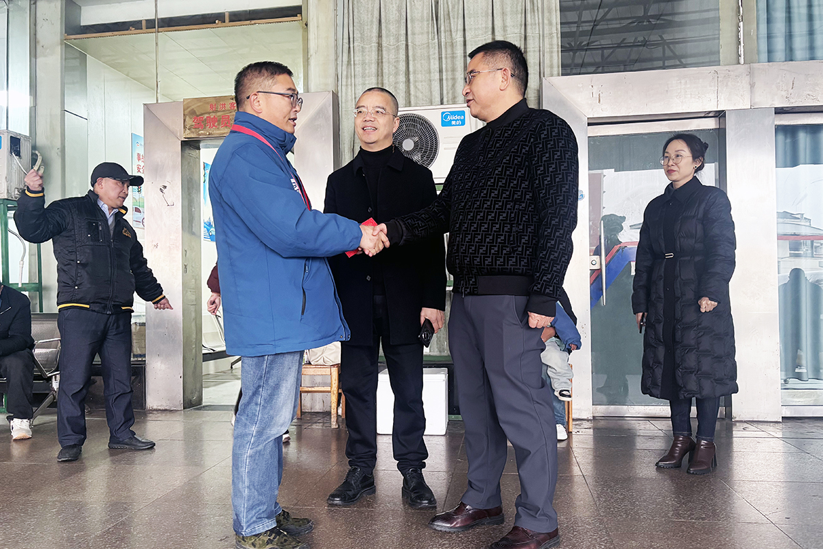 瓦力游戏运业党委书记、总经理蔡亮发深刻一线慰问难题职工
