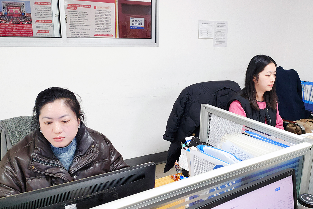 20250213-01-02工作中的李清（右）、李松英（左）