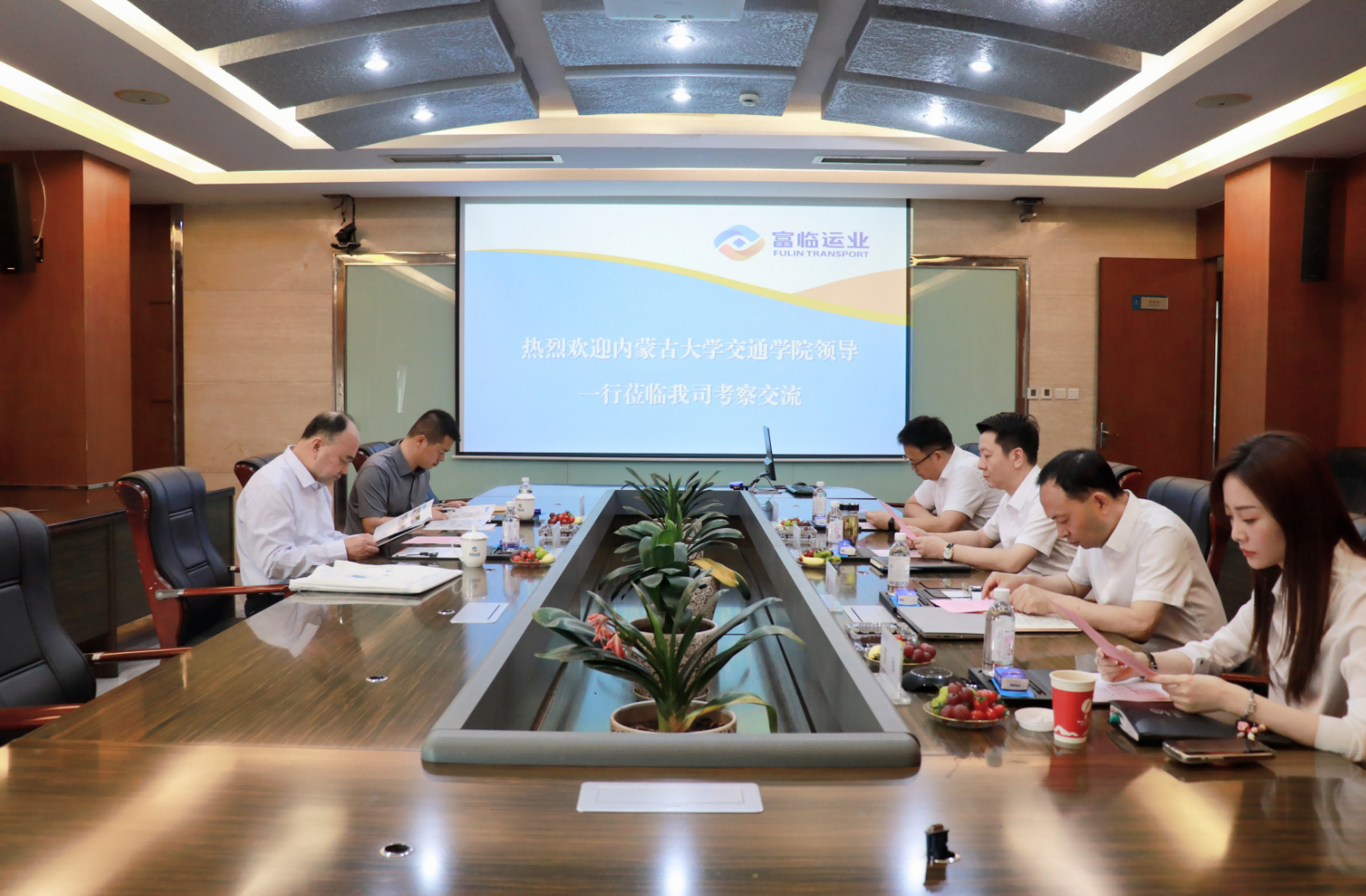 内蒙古大学交通学院与瓦力游戏运业发展校企合作互换座谈